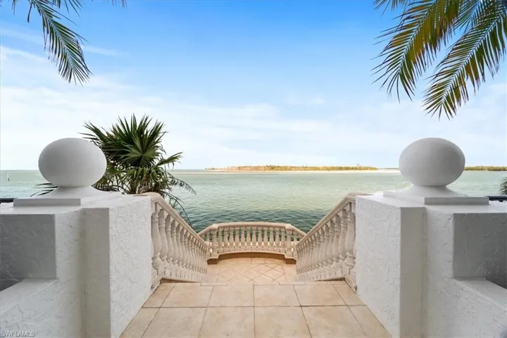 Public balcony on Gull side walking wall.
