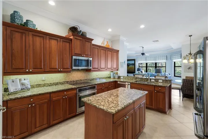 8706  Mustang Island  CIR, Naples, FL 34113