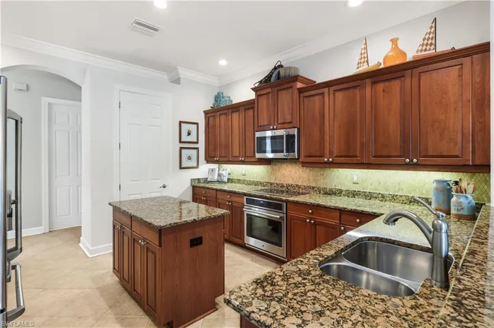 8706  Mustang Island  CIR, Naples, FL 34113