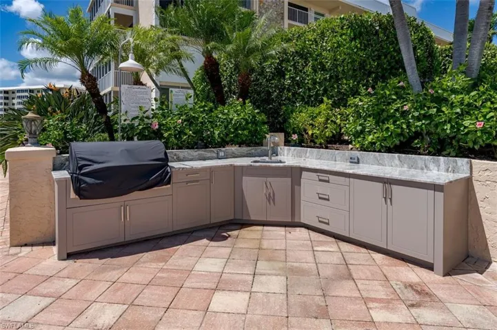 Dual Ended Grilling stations with Sinks and lighting for the Dining Terrace