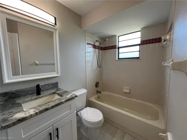 2ND BATHROOM WITH TUB/ SHOWER