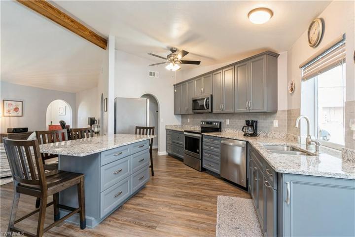 STAINLESS STEEL APPLIANCES AND SOFT CLOSE DRAWERS