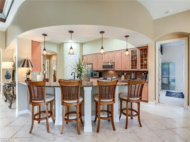 Entertaining bar around kitchen
