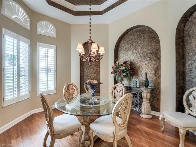 Formal dining room to eft of entry