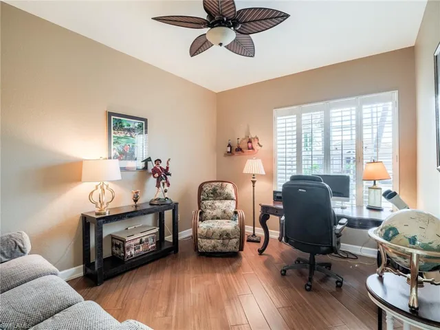 Den to right of entry with flexibles uses