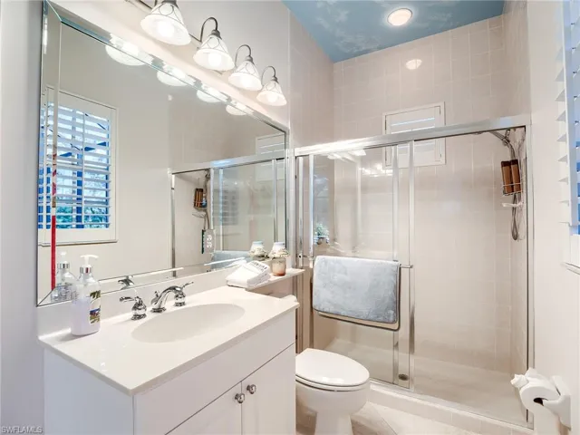 Pool bath shared by bedroom #4