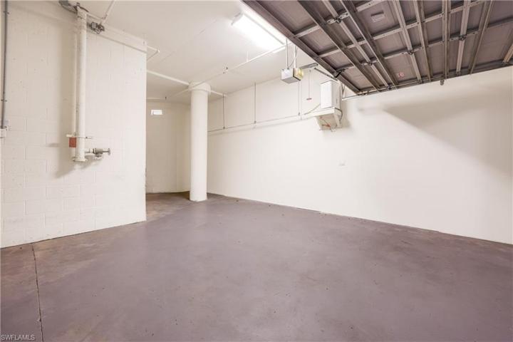 1.5 car garage w/storage