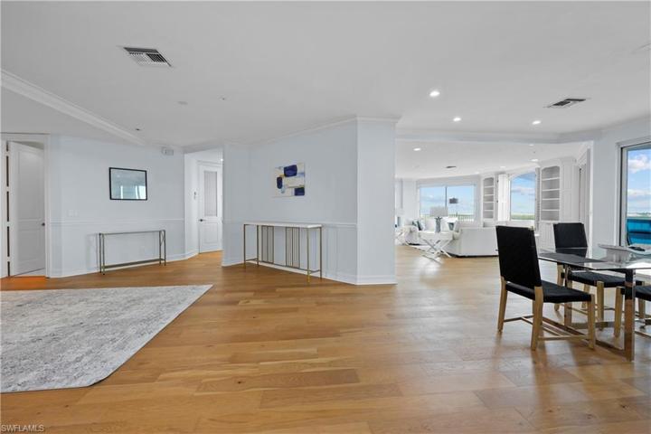 foyer/dining