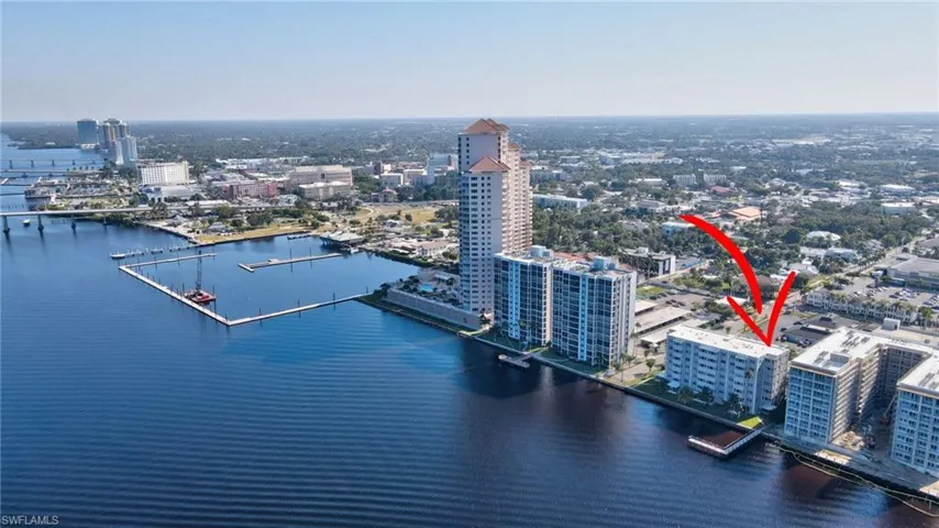 Caloosahatchee River, new boat marina and view downtown
