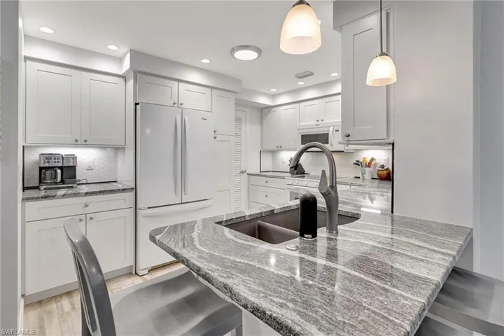 Beautiful kitchen granite counters, breakfast bar, self-closing cabinets and nice appliances.