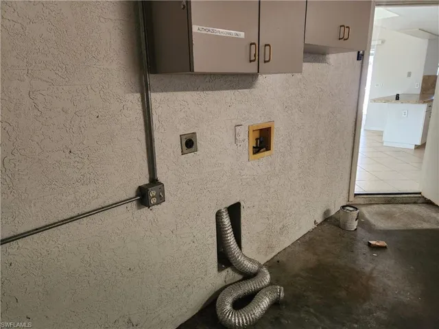 Laundry area with washer hookup and electric dryer hookup
