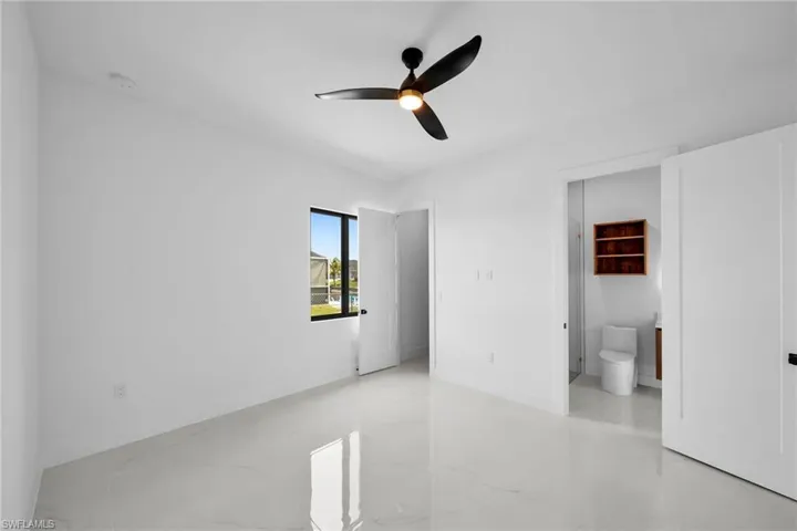 Tiled empty room with ceiling fan