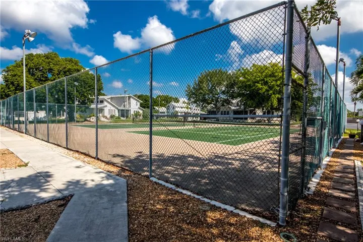 Community  tennis court