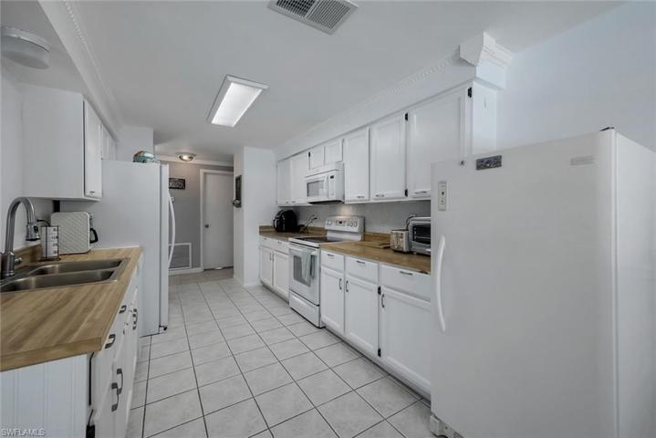 225 Pebble Beach CIR, NAPLES FL 34113