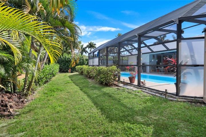 225 Pebble Beach CIR, NAPLES FL 34113