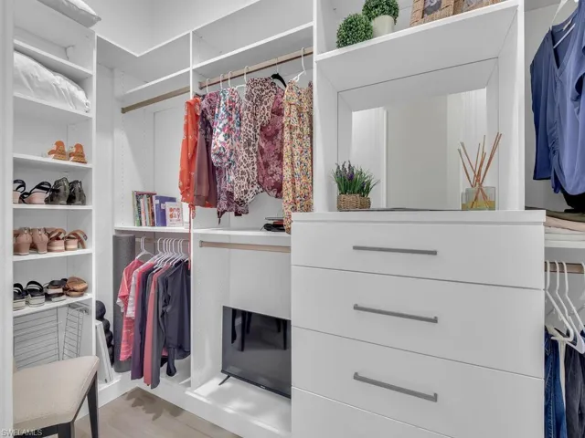 Her Custom California Closet