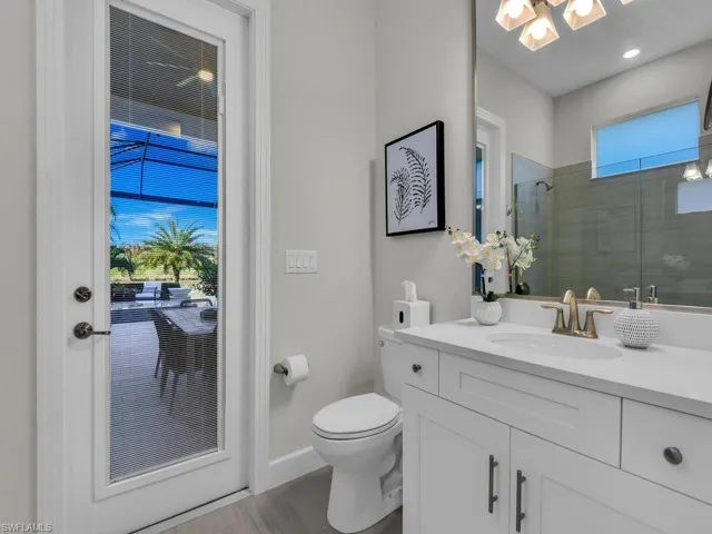 Guest Suite 2 / Pool Bath