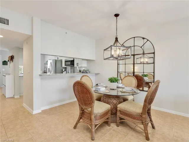 Dining Area and Breakfast Bar