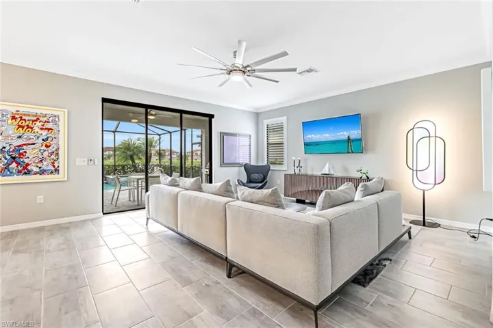 Spacious living room
