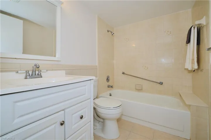 Tub/shower condo in the guest bath.