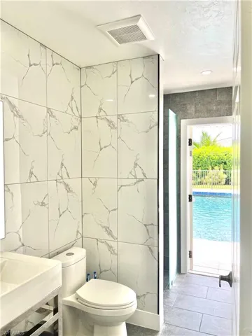 Suite 2 bathroom accesses pool