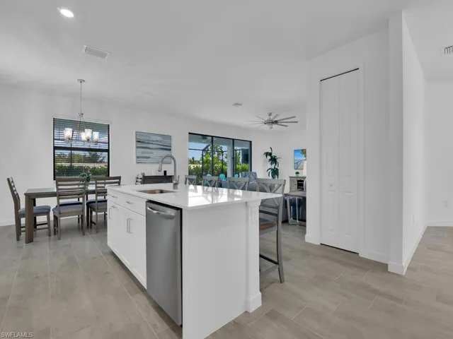 Kitchen w/ Island & Pantry