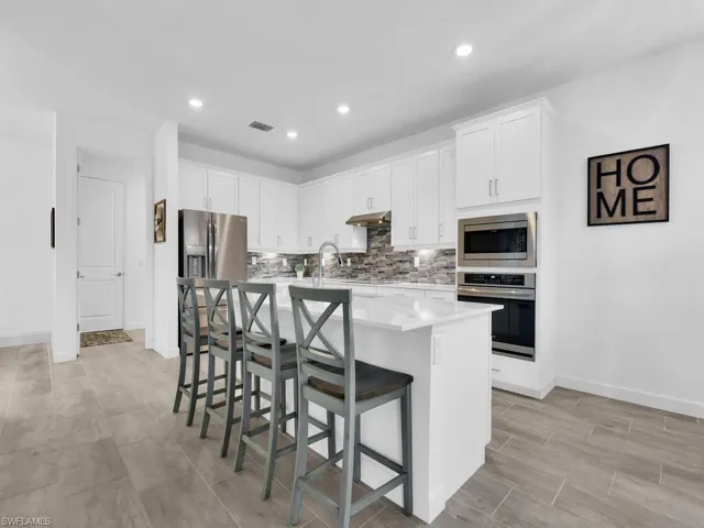 Kitchen w/ Breakfast Bar