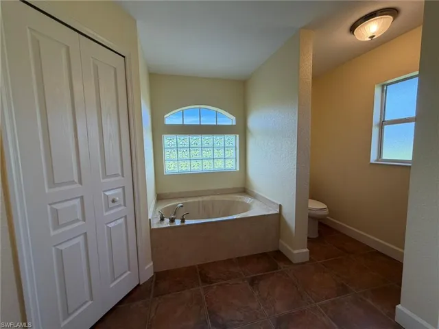 MASTER SOAKER & SEPARATE SHOWER / COMODE