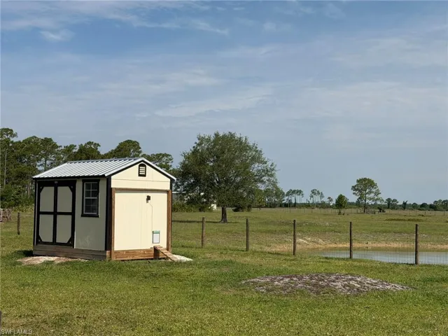 WELL BUILT CHICKEN COOP & FENCED YARD