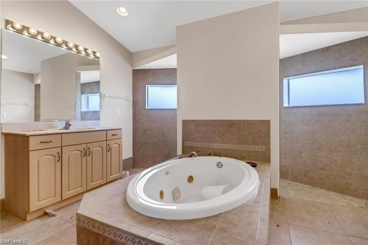 624 NE 2nd PL, CAPE CORAL FL 33909