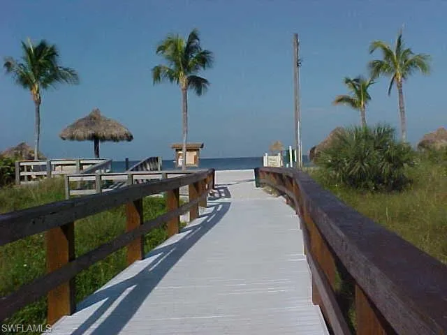 Resident's Beach path to the beach
