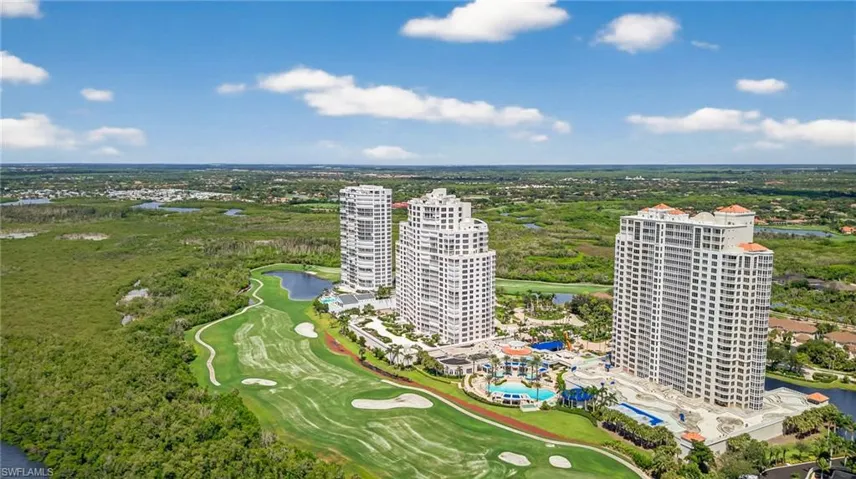 Bird's eye view of a golf course