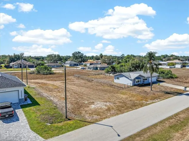 View of yard with a residential view and driveway