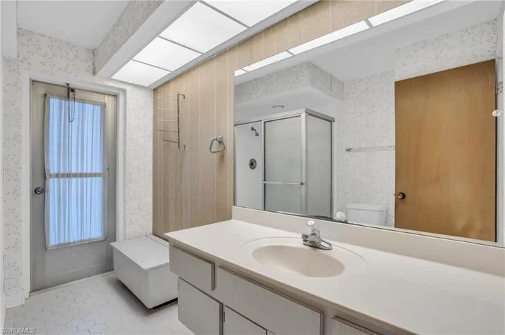 Guest Bathroom 3/Pool Bath