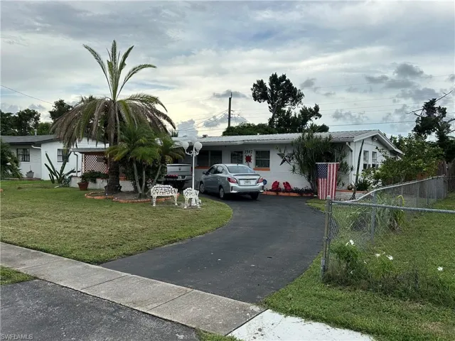 View of front facade with driveway