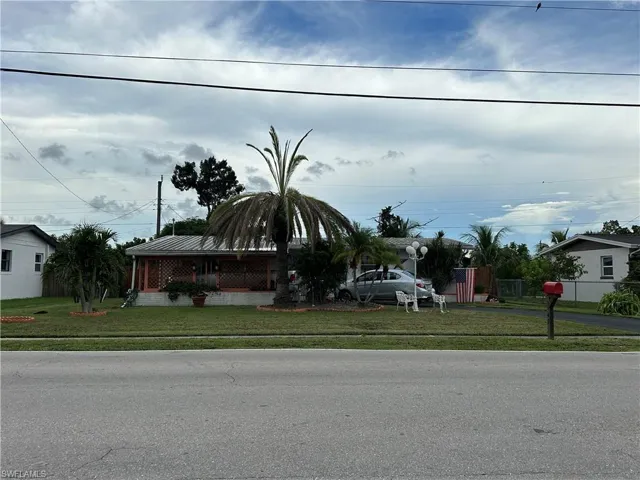View of front of house featuring a front lawn