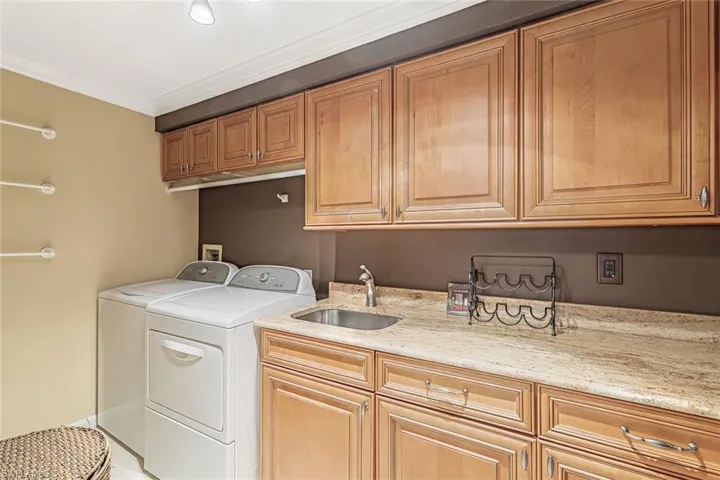 8471  Abbington  CIR, Naples, FL 34108
