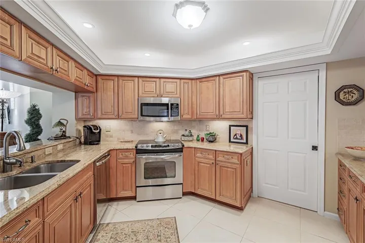 8471  Abbington  CIR, Naples, FL 34108