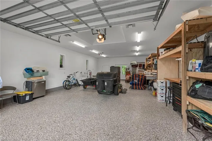 Barn/Extra Storage /workshop with AC, Epoxy floor, garage door...