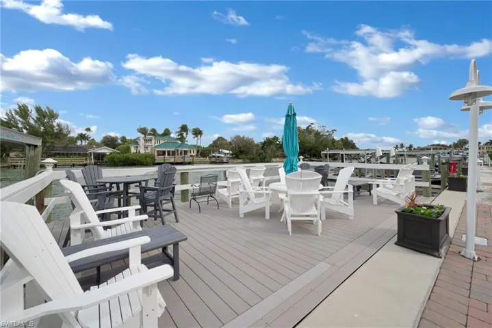 Deck with outdoor dining area