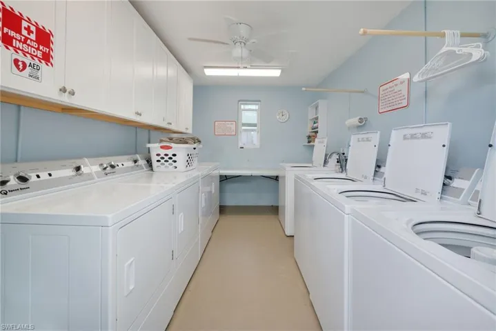 Laundry room with washing machine and dryer and a ceiling fan