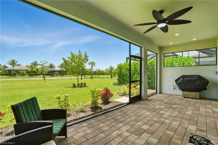 Sunroom / solarium featuring a ceiling fan