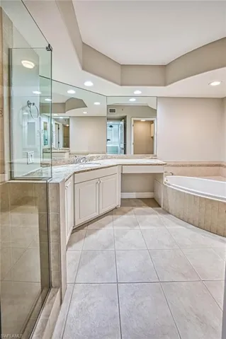 Owners_in_suite_BA_soaking_tub