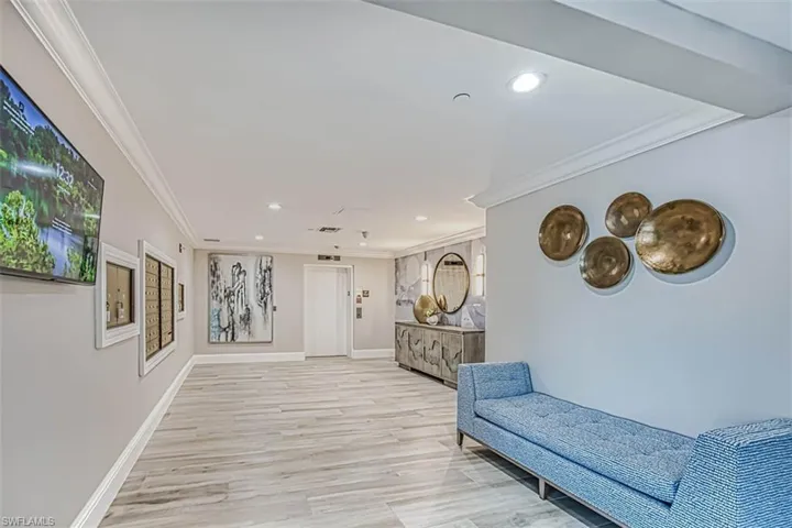 2_elevators_in_lobby