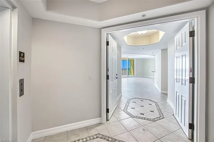 Double_door_entry_from_foyer