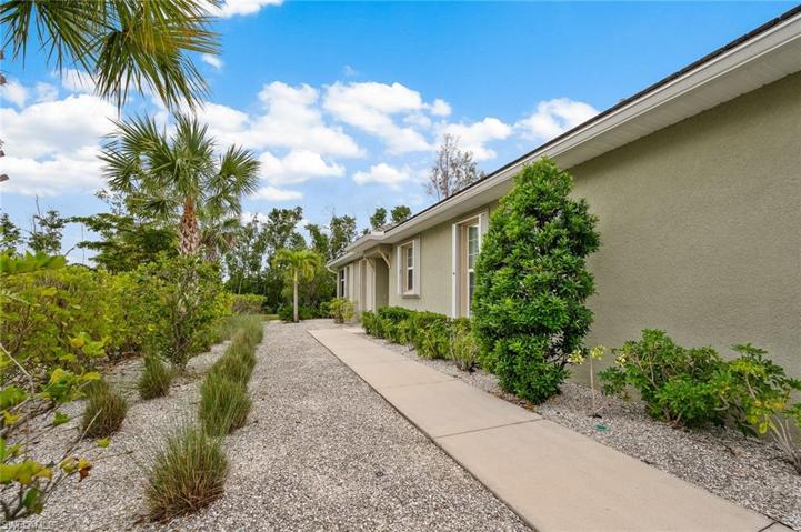 End unit with oversized side yard.