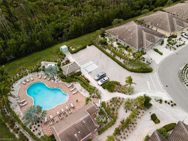 Great location next to the quiet neighborhood pool.