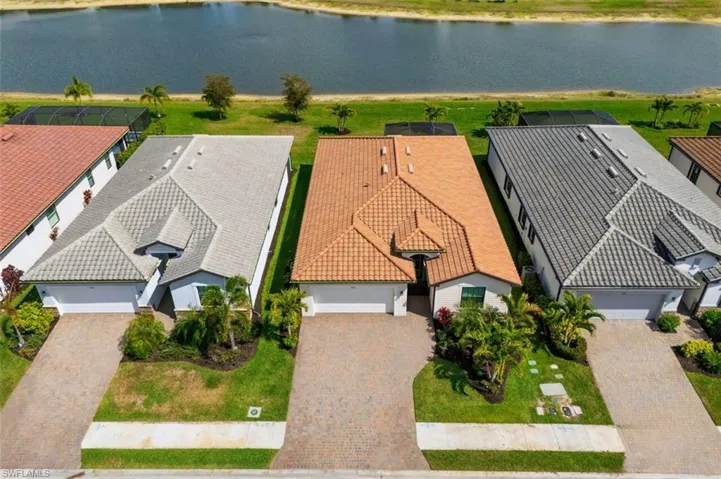 Aerial view with a lake view