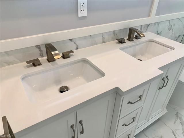 Dual sinks in main bath