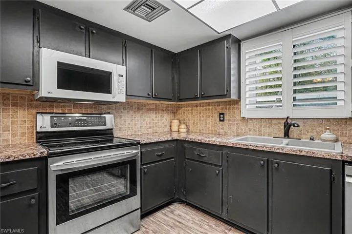 215  Cypress E WAY, Naples, FL 34110